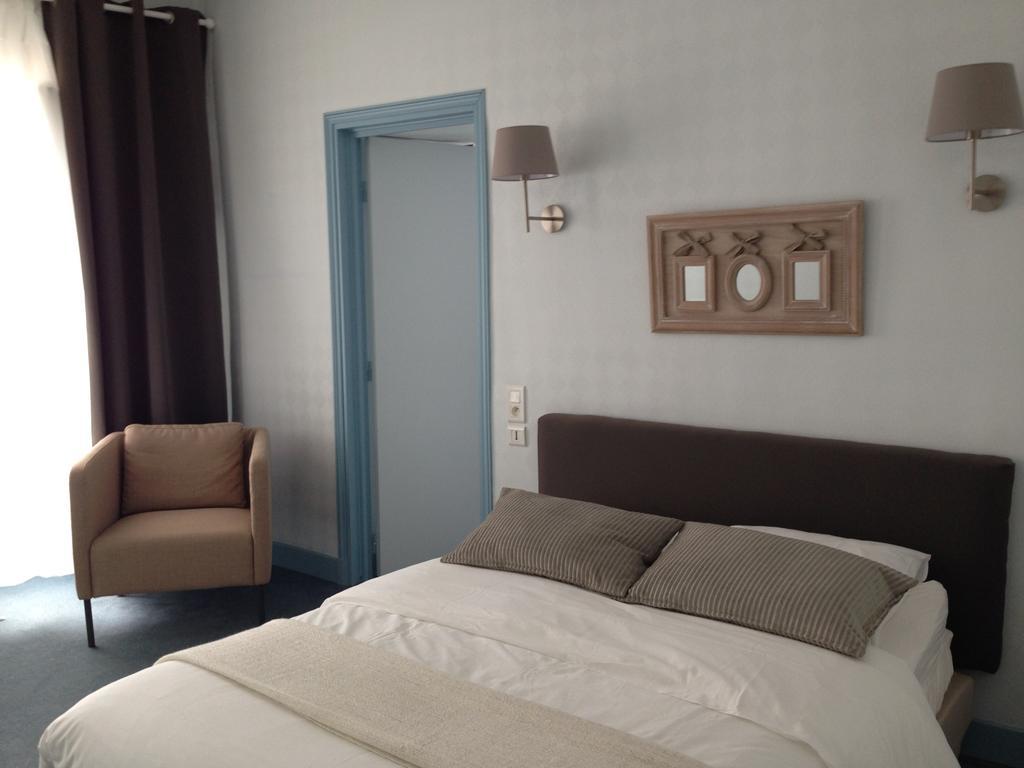 L'Auberge Des Sources Druyes-les-Belles-Fontaines Phòng bức ảnh